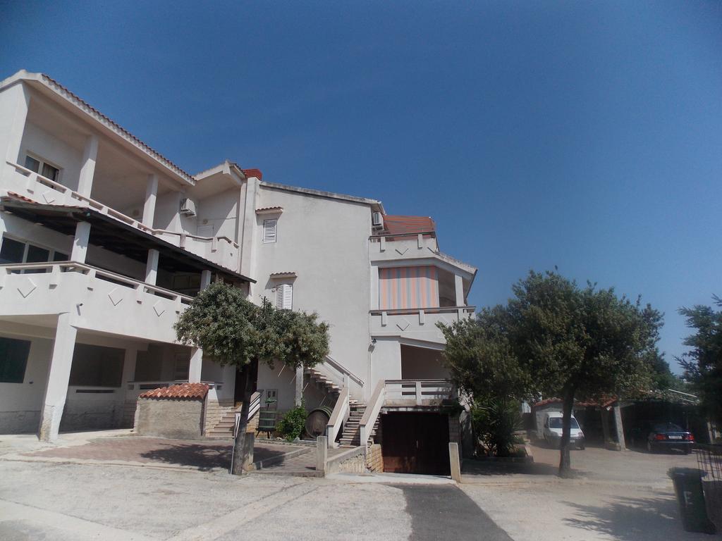 Apartmani Emilio ノヴァリャ エクステリア 写真